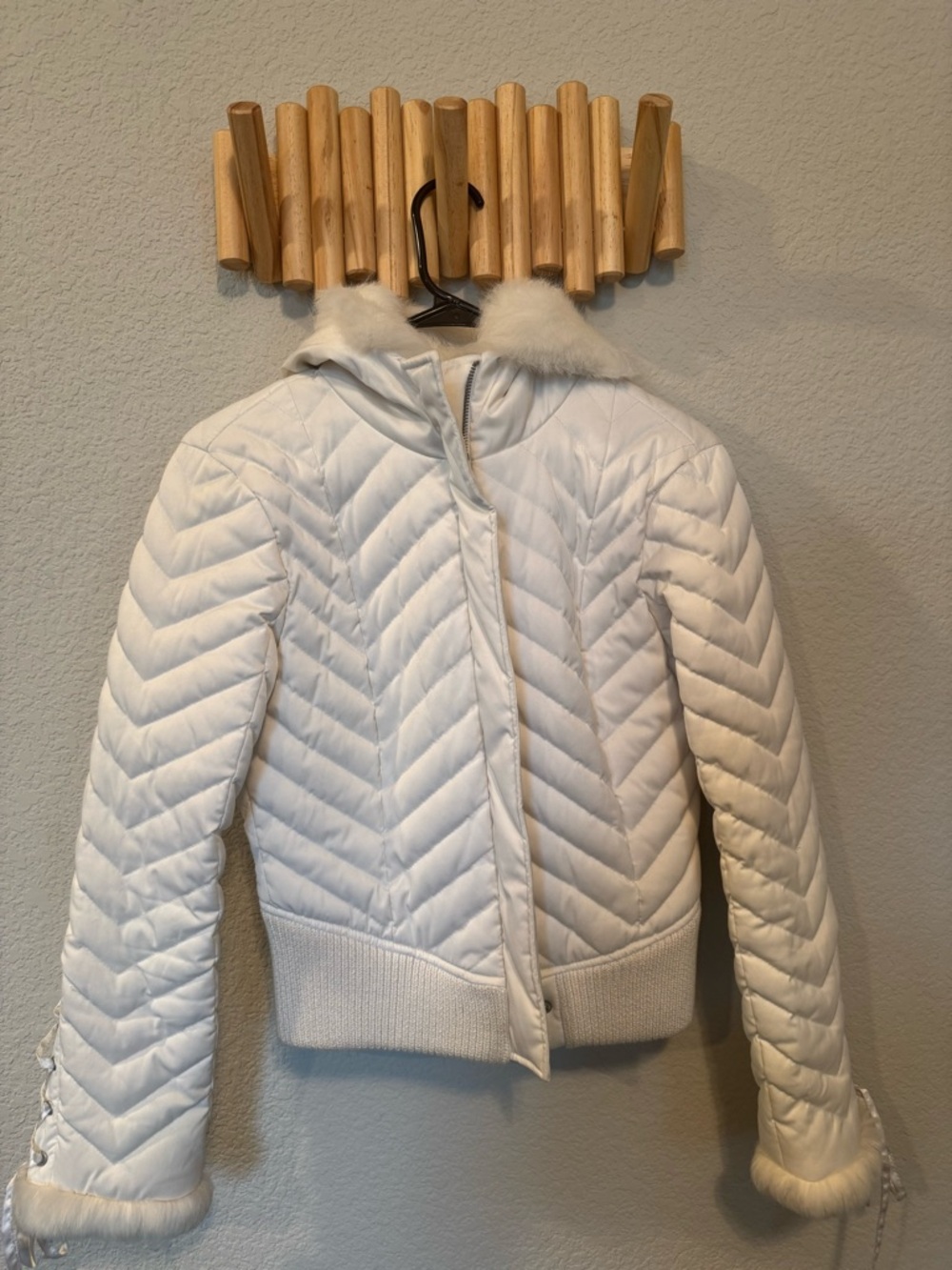 Bebe White Quilted Faux Fur Trim Puffer Jacket ❄️✨ - Picture 4 of 5